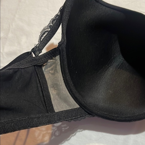 Marilyn Monroe Black Bra with Molded Cups and Underwire - Picture 6 of 8